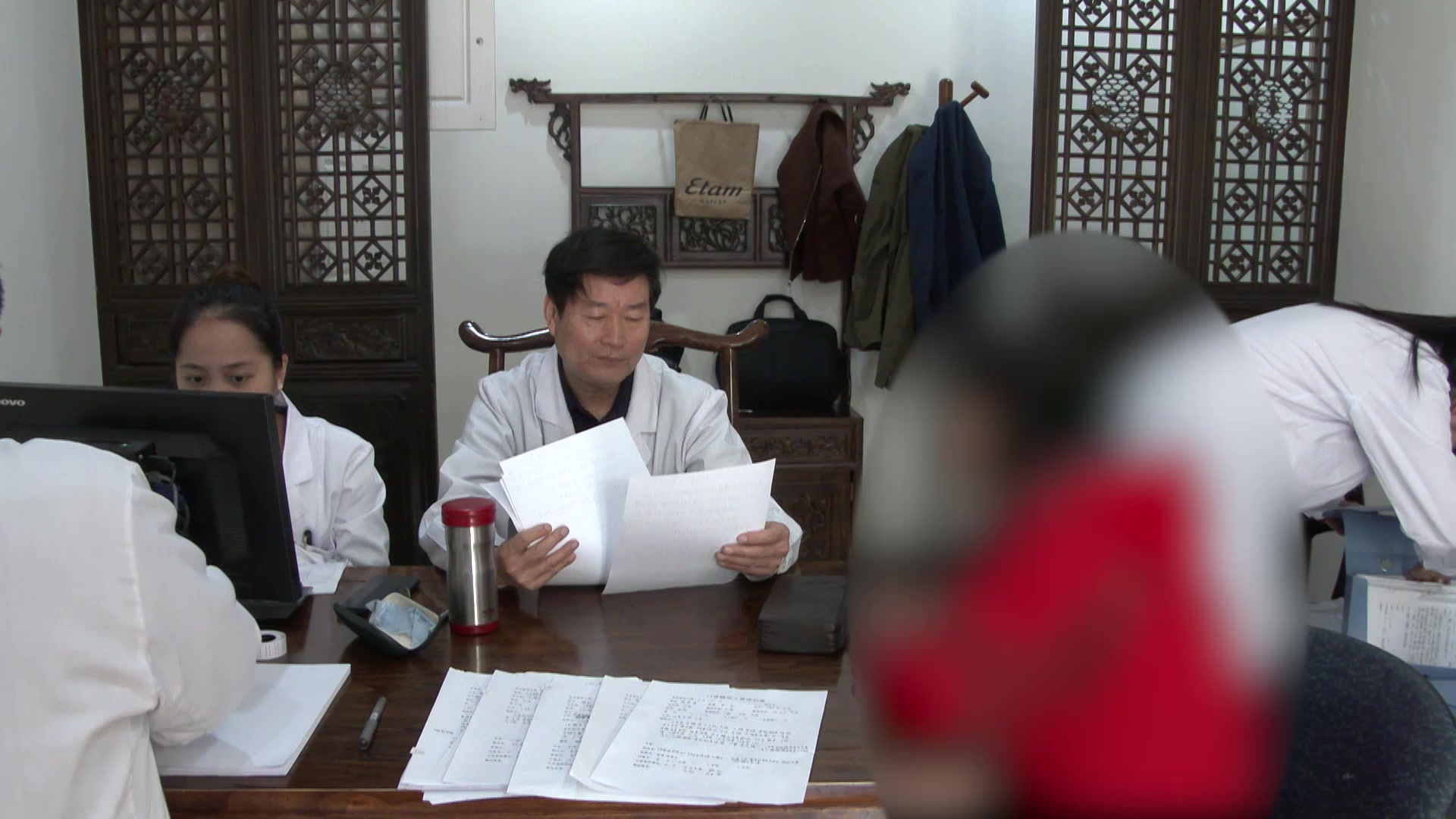 胃寒气逆夹瘀：59岁女性呃逆反复的温降调方