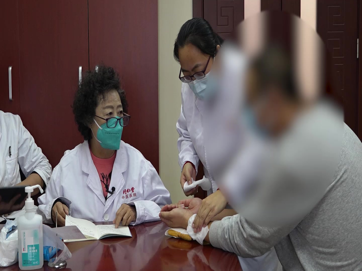 肝脾不调：37岁男性郁病胃痛胸闷的疏肝和胃化湿法