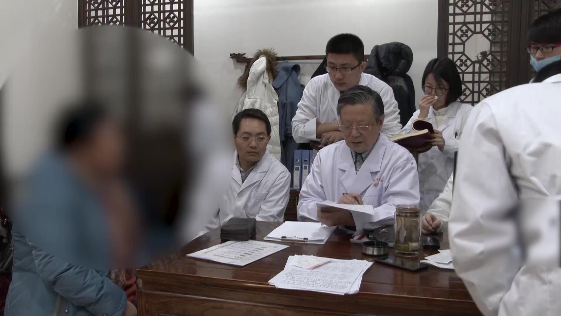 脾肾阳虚水湿泛滥：53岁女性哮喘水肿兼血尿的综合调治