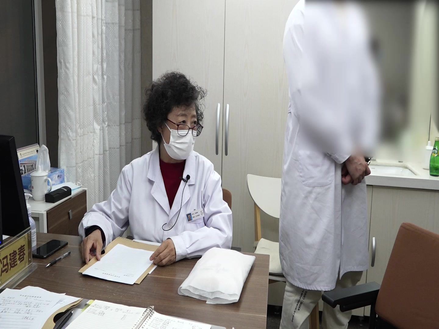 痰湿内蕴风邪外袭：42岁女性感冒咽痛低热的疏风化痰法