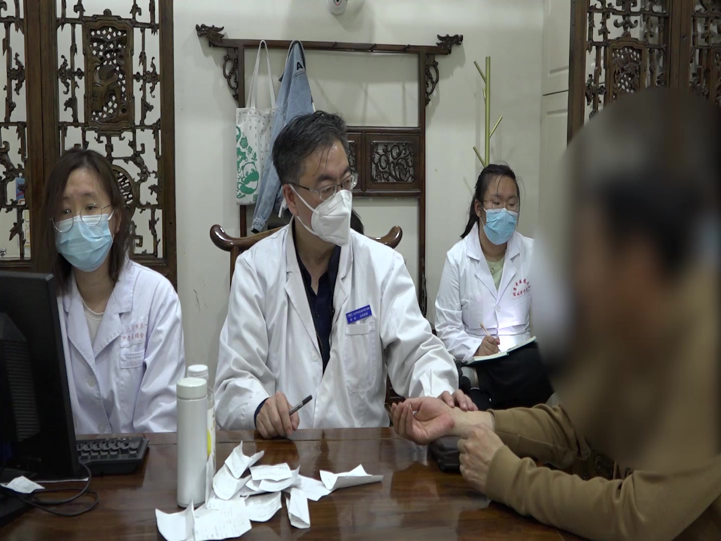 肾阴不足痰瘀阻络：55岁男性失眠痰好转后口干膝软的滋阴活血法