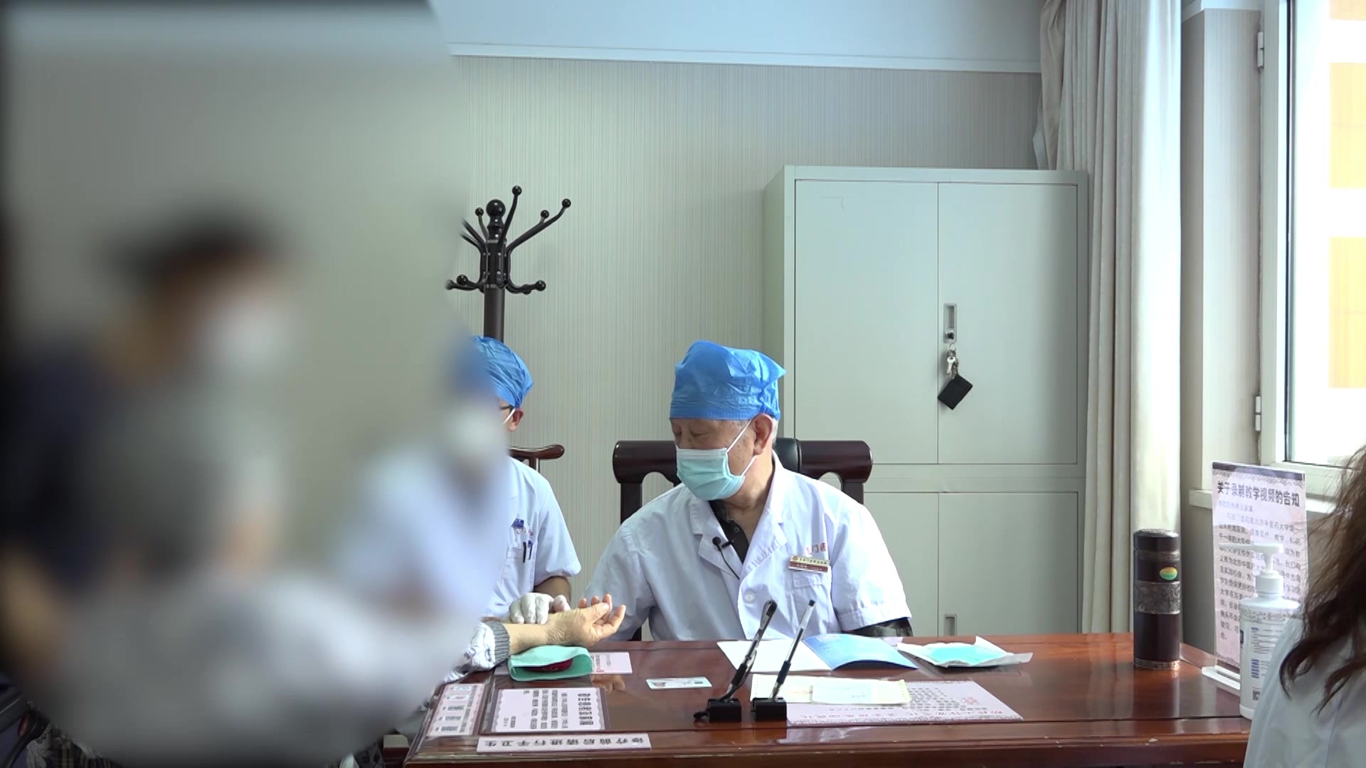 气血两虚湿热瘀阻：88岁老人左腹剧痛贫血的益气通腑止血法