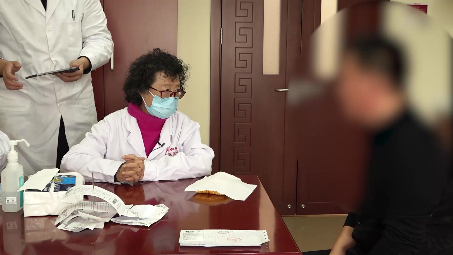 肝肾阴虚火旺湿热内蕴：46岁男性失眠五心烦热耳鸣的引火归元化湿法