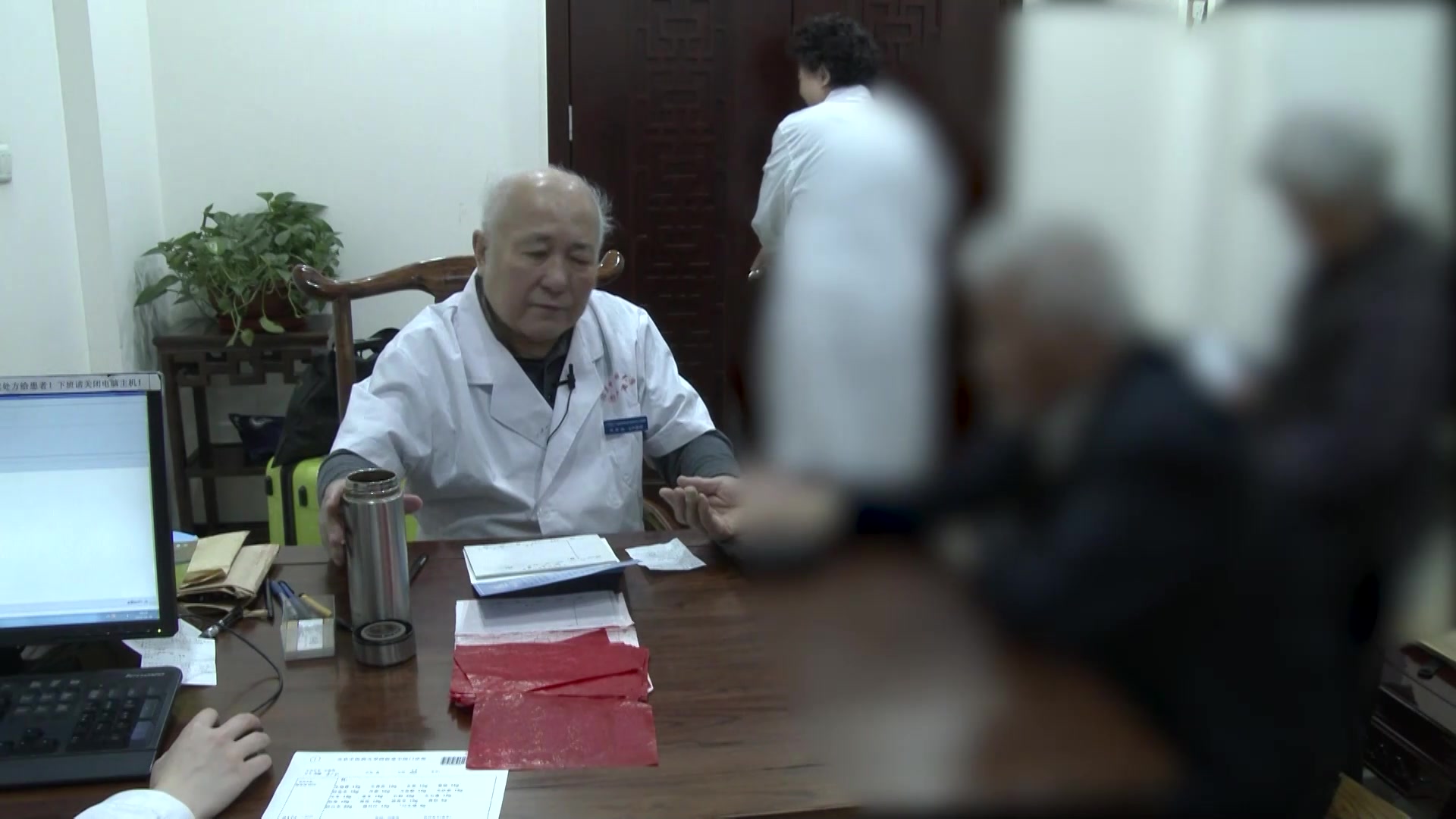 肝胆湿热胆石内阻：74岁男性偶发胆区闷疼的清热利湿排石法