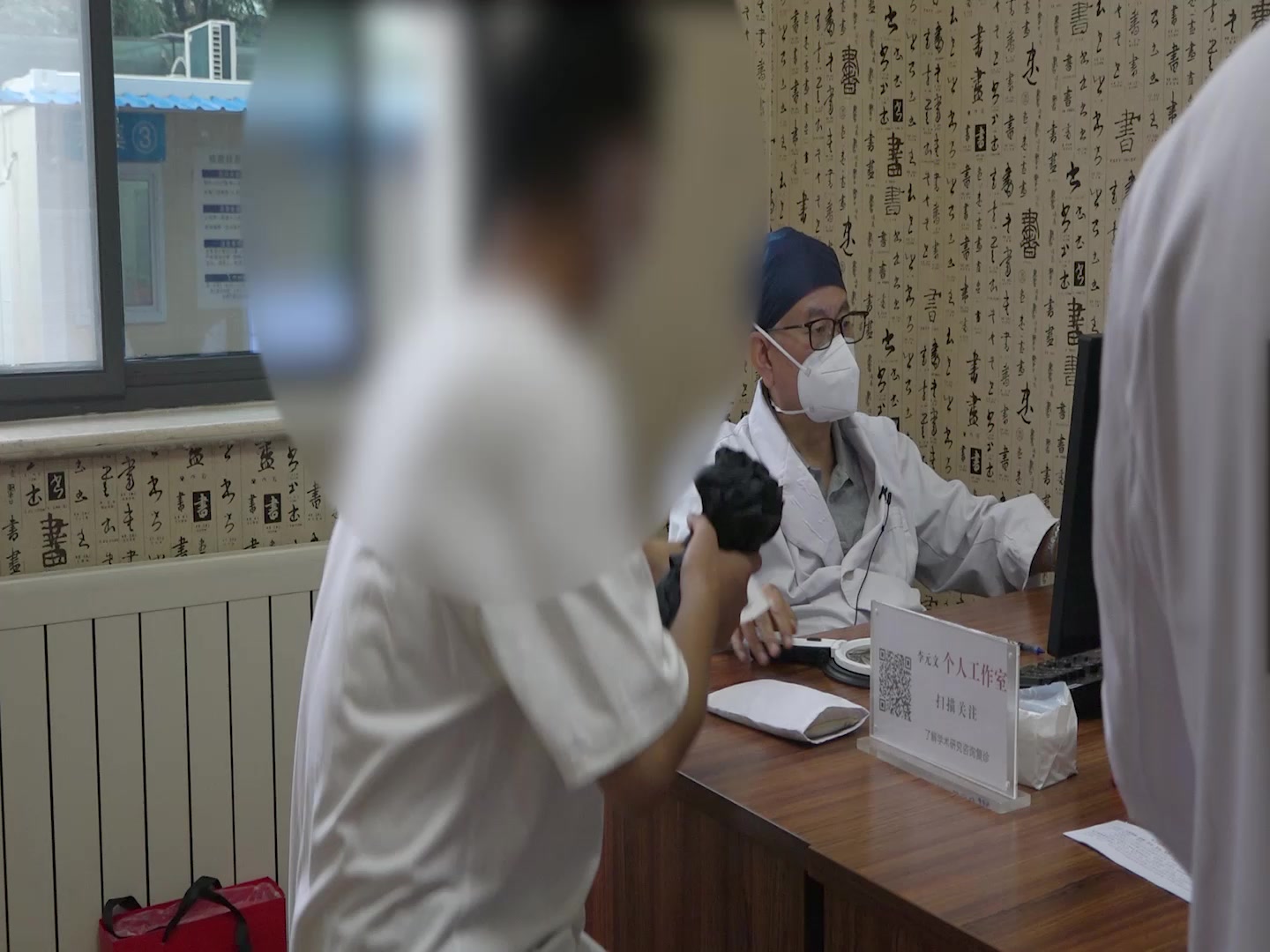 湿热内蕴：29岁男性毛囊炎脂溢性皮炎的清热利湿法