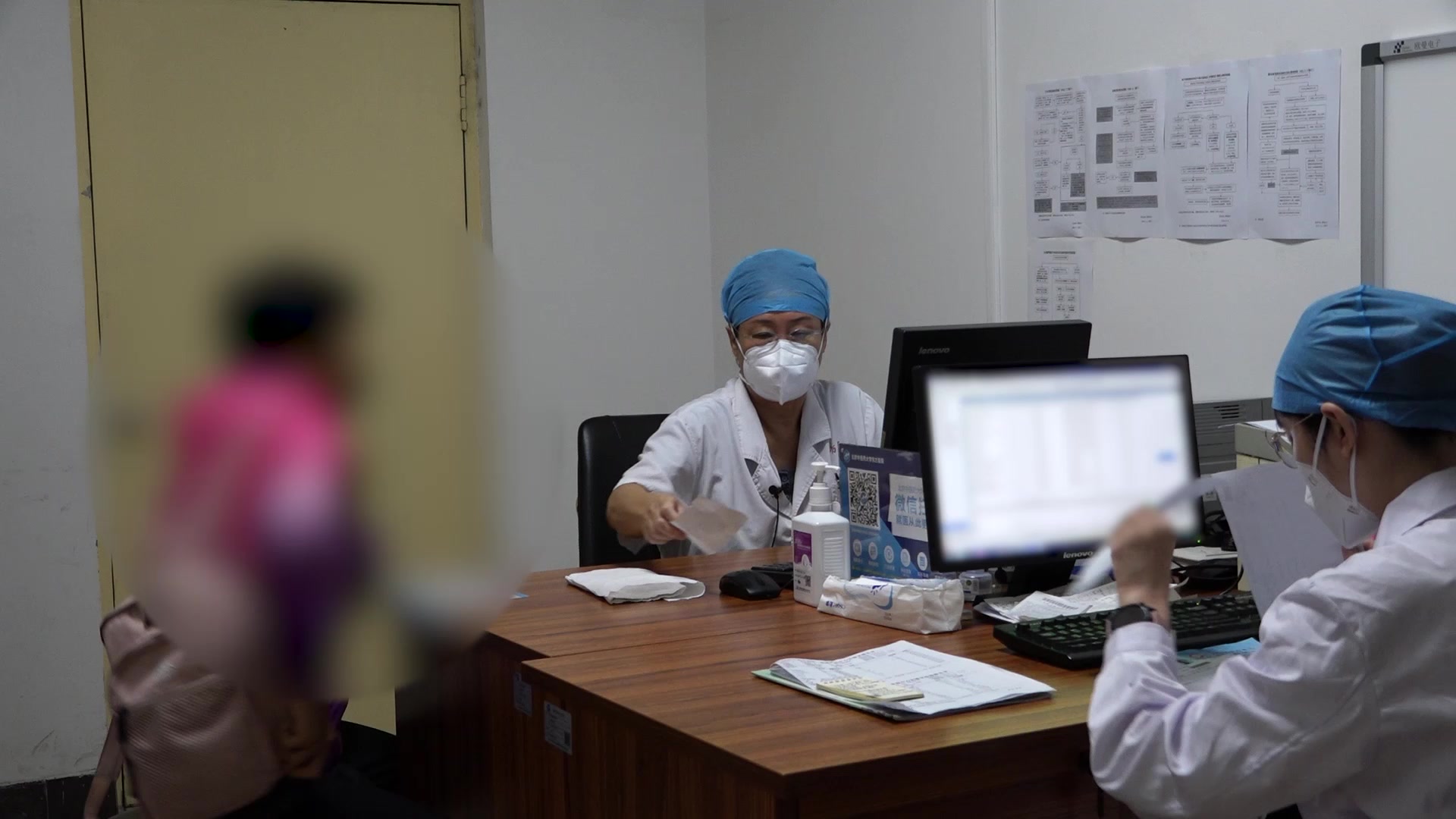 气滞血瘀筋脉失养：69岁女性肩背怕冷脚底钻风的塌渍与艾灸外治法