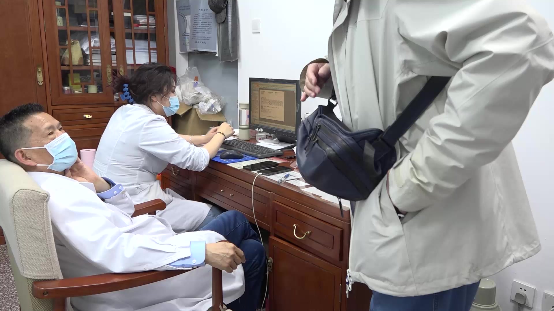 肺气不利：60岁男性咽喉不适的走罐与督脉针刺法