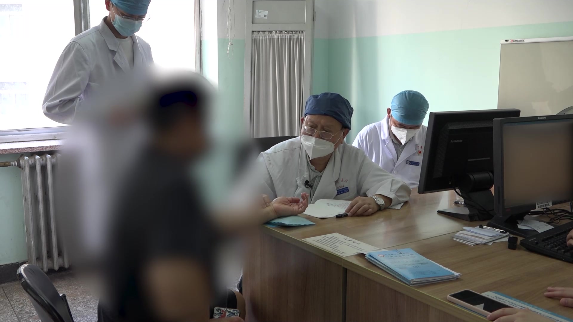 气虚血瘀兼风热上扰：54岁男性心悸失眠好转后咽痛鼻痛的益气活血清热法