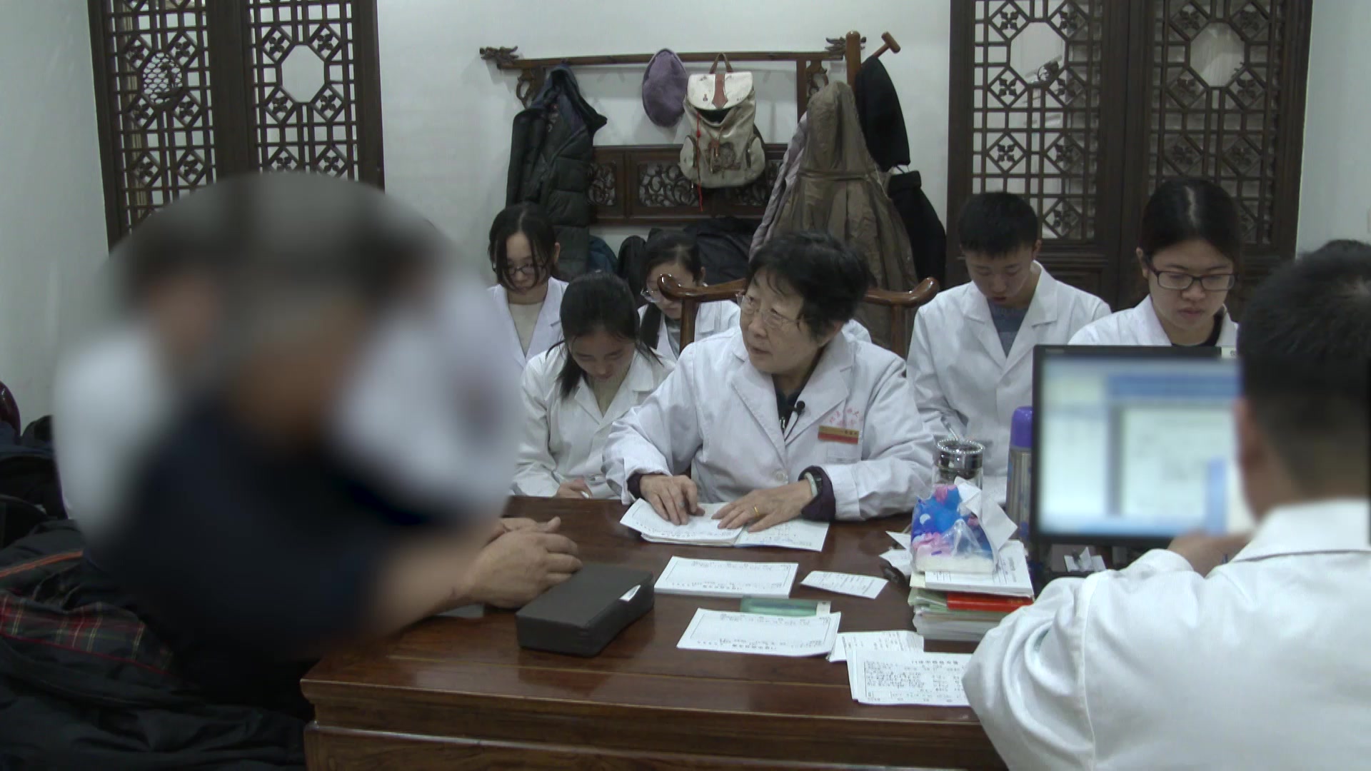 脾虚湿盛瘀血阻络：64岁糖尿病冠心病患者晨起心慌肢冷的健脾活血法