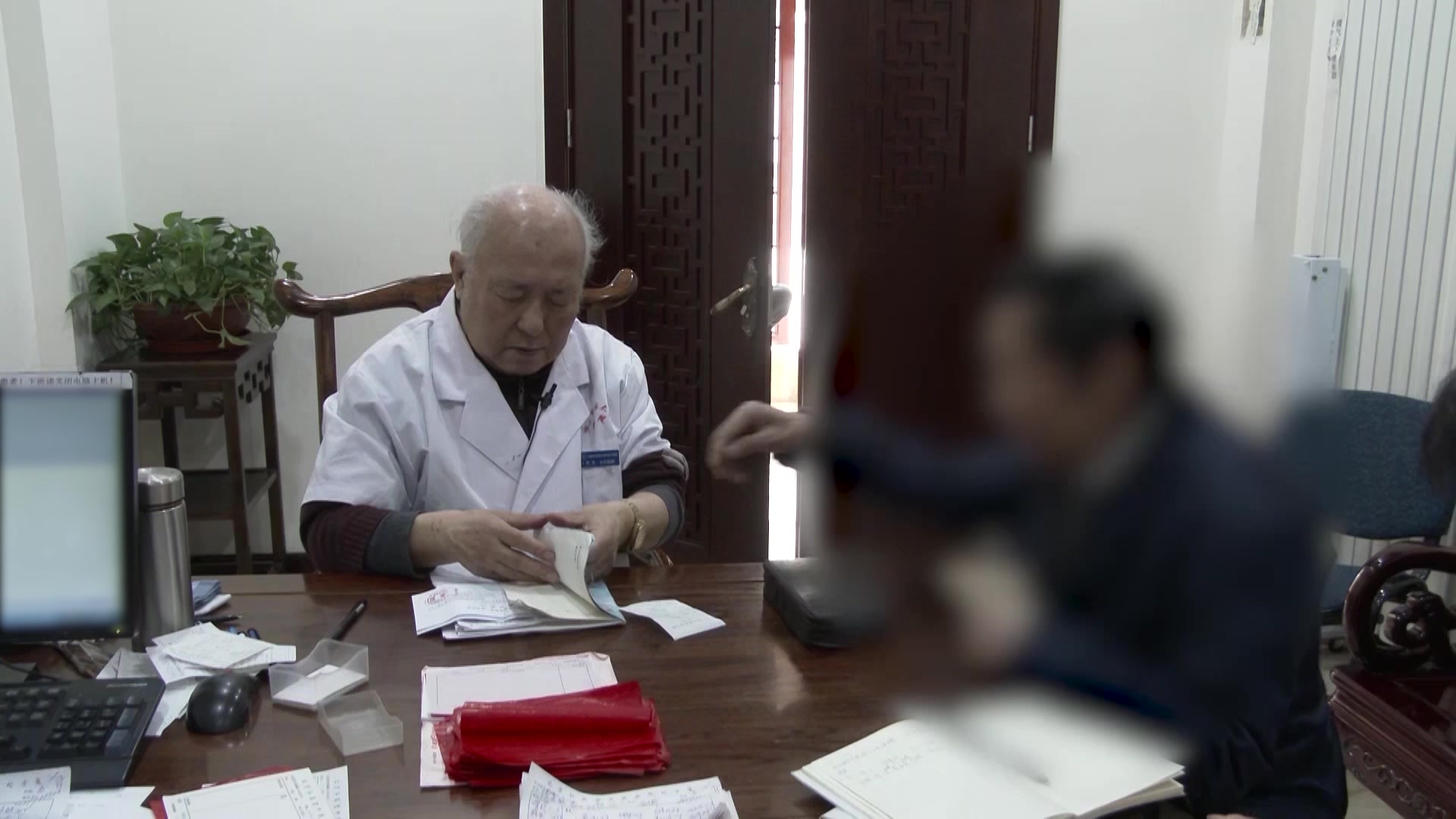 肾阴不足湿热下注：72岁冠心病患者足肿尿白细胞++的滋阴清热利湿法