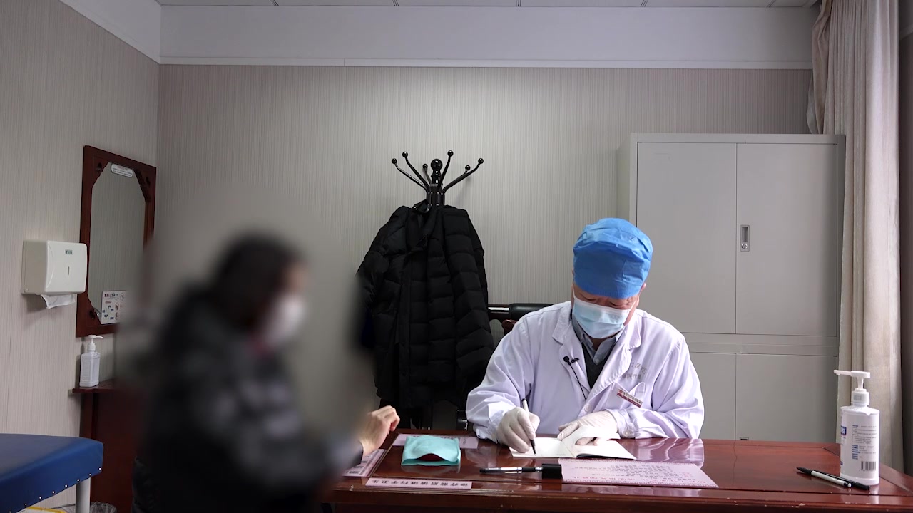 肝郁脾虚湿阻经络：59岁乳腺癌患者头晕手胀的疏肝健脾化湿法