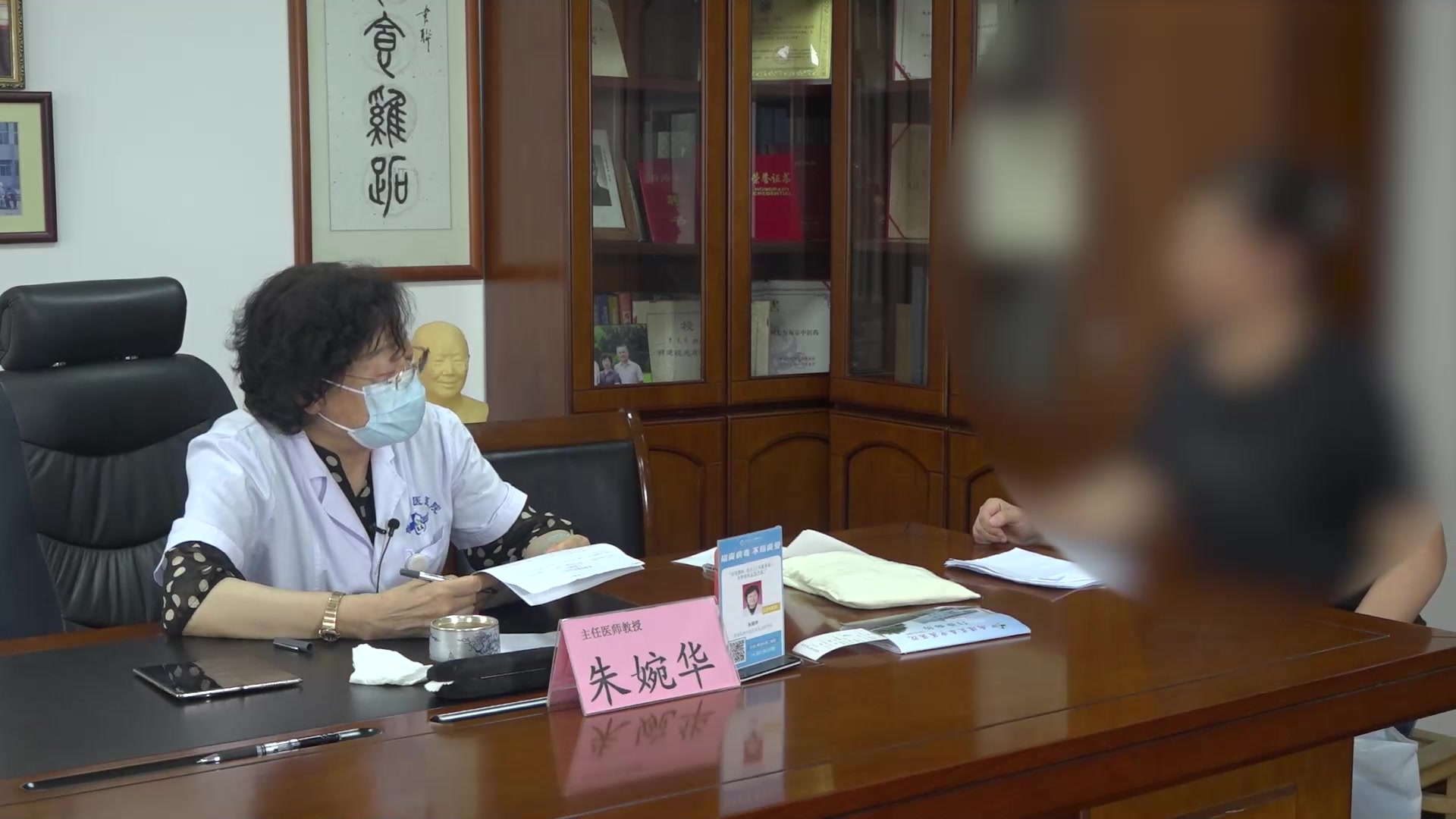 经脉瘀阻 郁热内蕴：53岁女性尪痹左腕肿痛的活血清热通络法