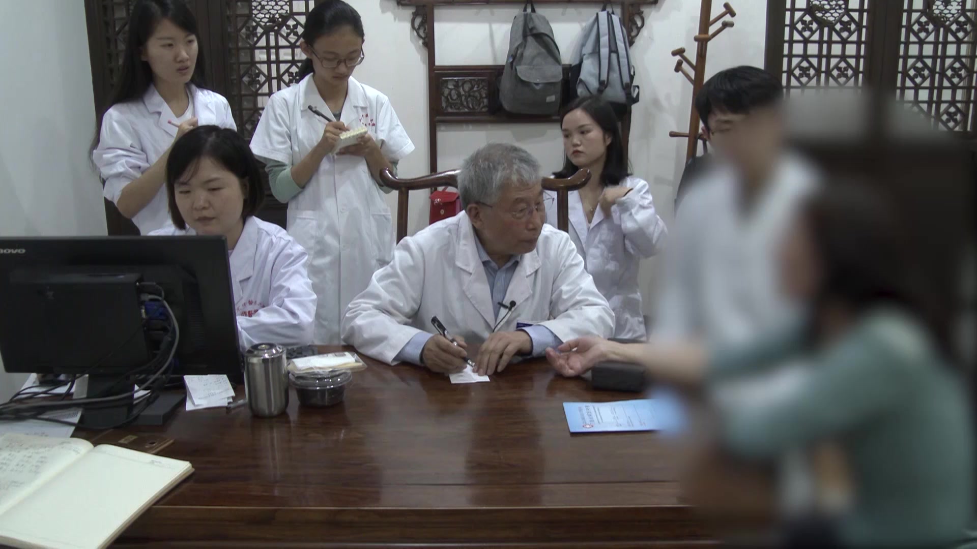 肝脾不和寒热错杂：55岁女性脘腹疼痛泄泻伴更年期失眠的温中疏肝法