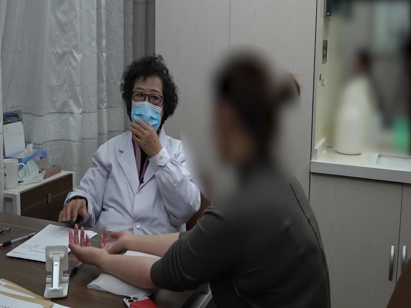 精血亏虚，肝胆湿热：40岁女性月经量多失眠便秘的清利通腑法