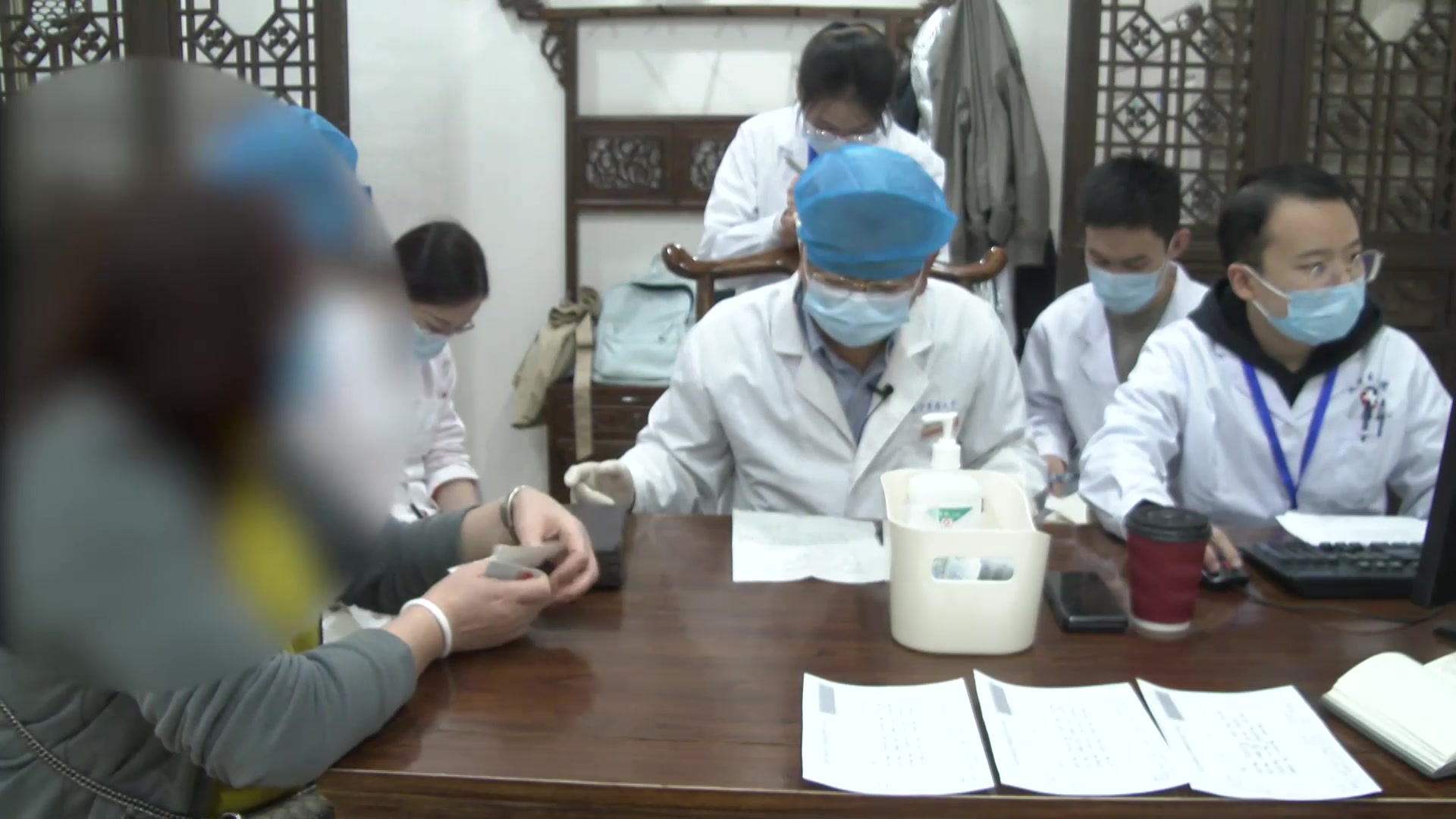肝肾亏虚精血不足：50岁女性腰痛伴视力减退、更年期紊乱的补肝肾强腰法