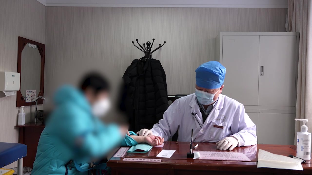 肝胃不和：50岁女性晨起胃痛烧心胸胁隐痛伴手胀的中药调理