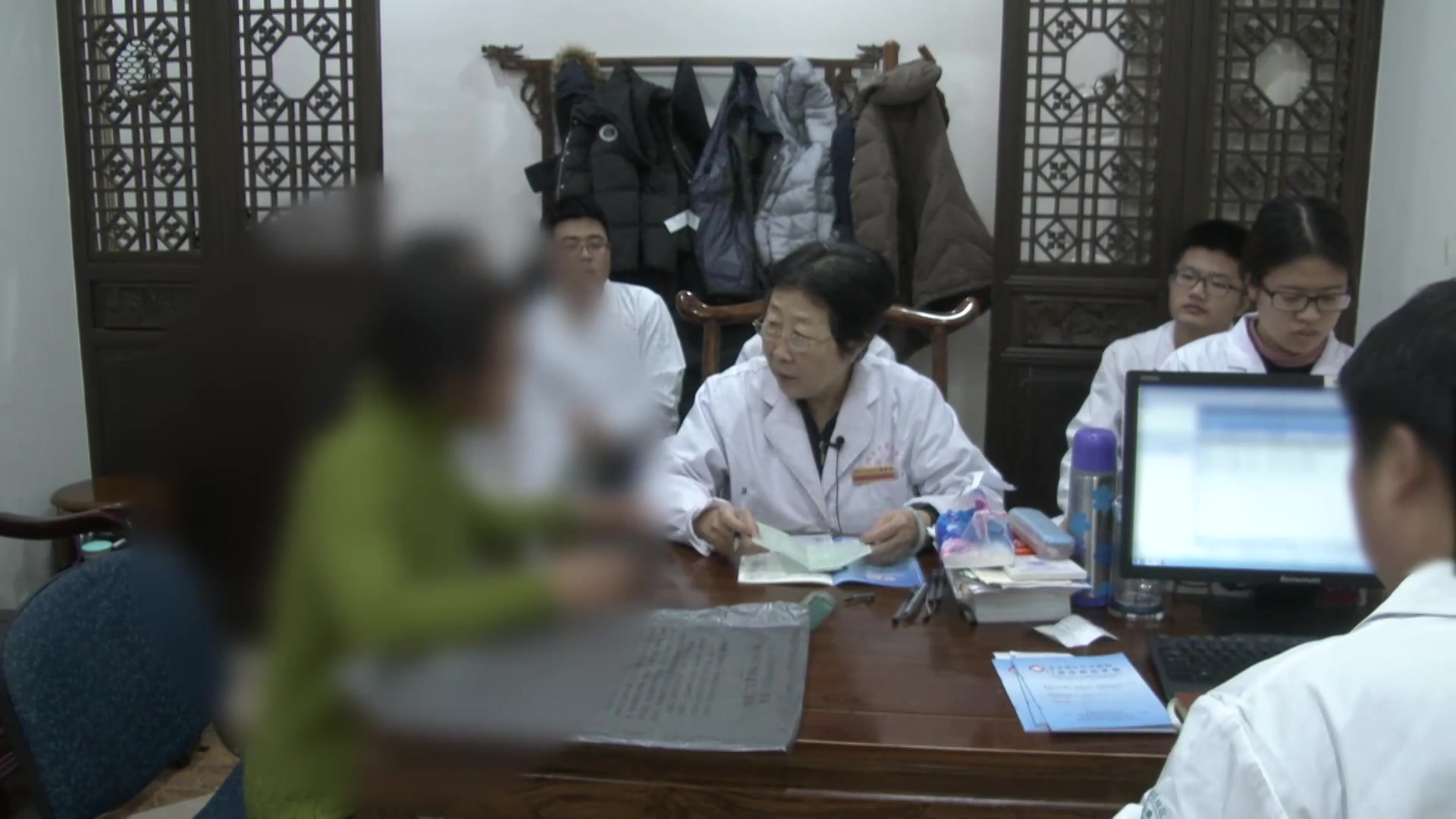 肝郁脾虚阴阳失调：43岁女性胸胁痛伴烘热纳差的健脾疏肝调治法