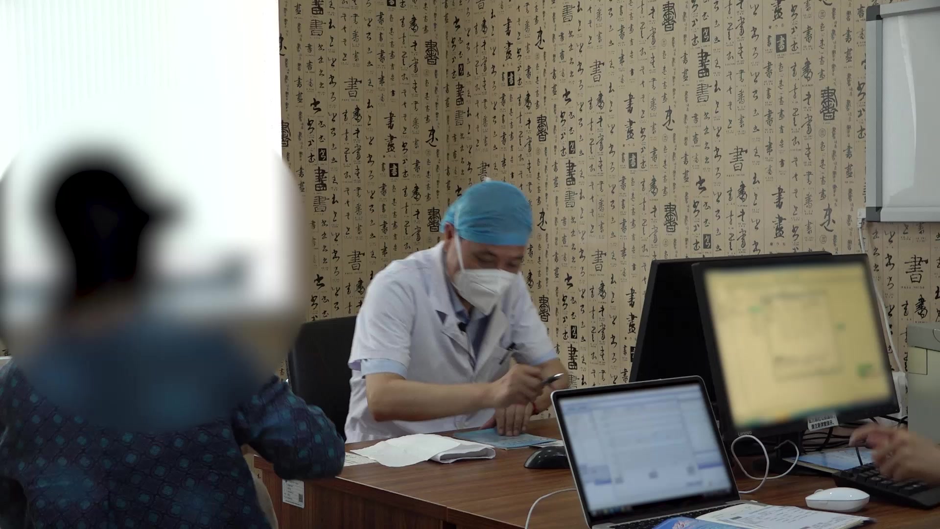 脾胃虚弱阴虚内热：43岁女性胃痞缓解后仍感恶心及手足心热的复诊调方