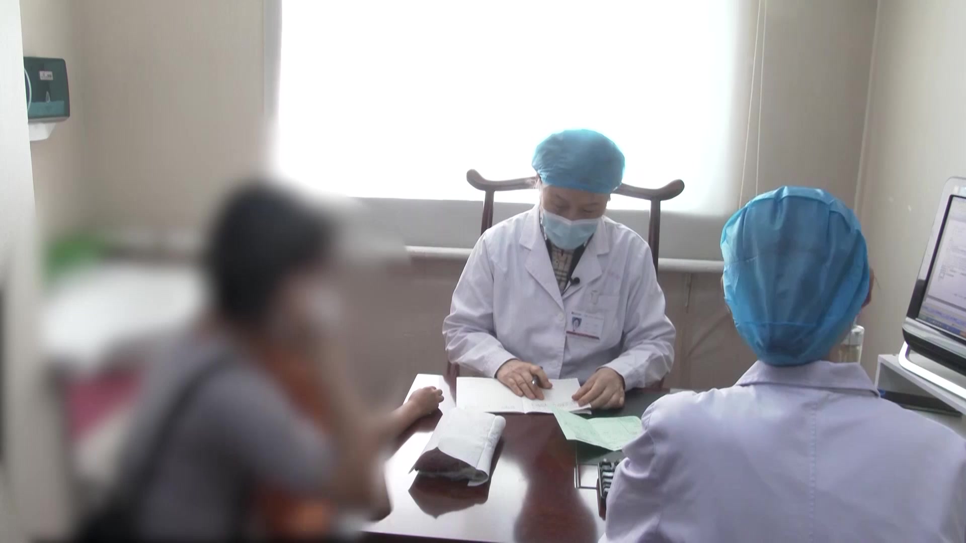 风邪外袭肺经郁热：5岁男孩鼻塞流鼻血的中药加减与鼻窍推拿法