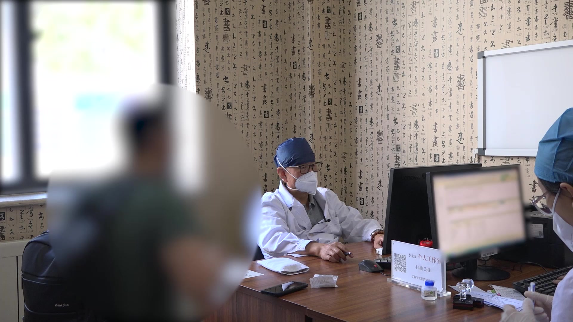 脾虚湿热上蒸：42岁男性面部毛囊炎伴脂溢性皮炎的清热化湿法