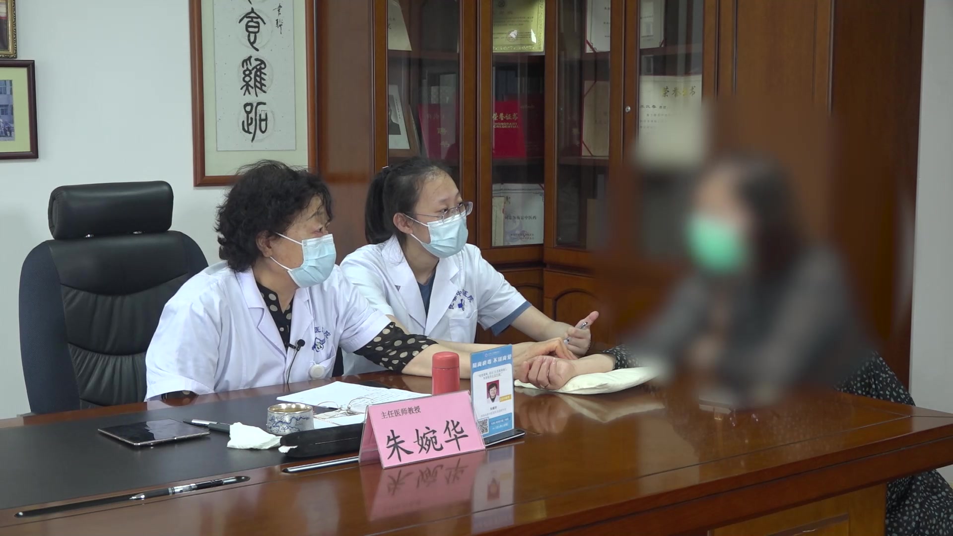 干燥综合征30年双下肢凉麻：温经通络外治法调治