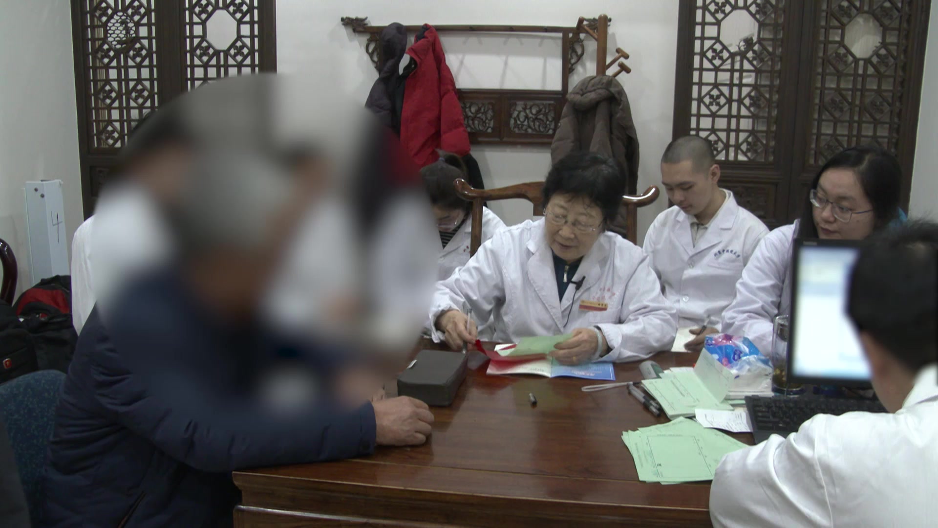 脾胃气虚：69岁糖尿病胃痛伴下肢麻木的健脾和胃制酸法