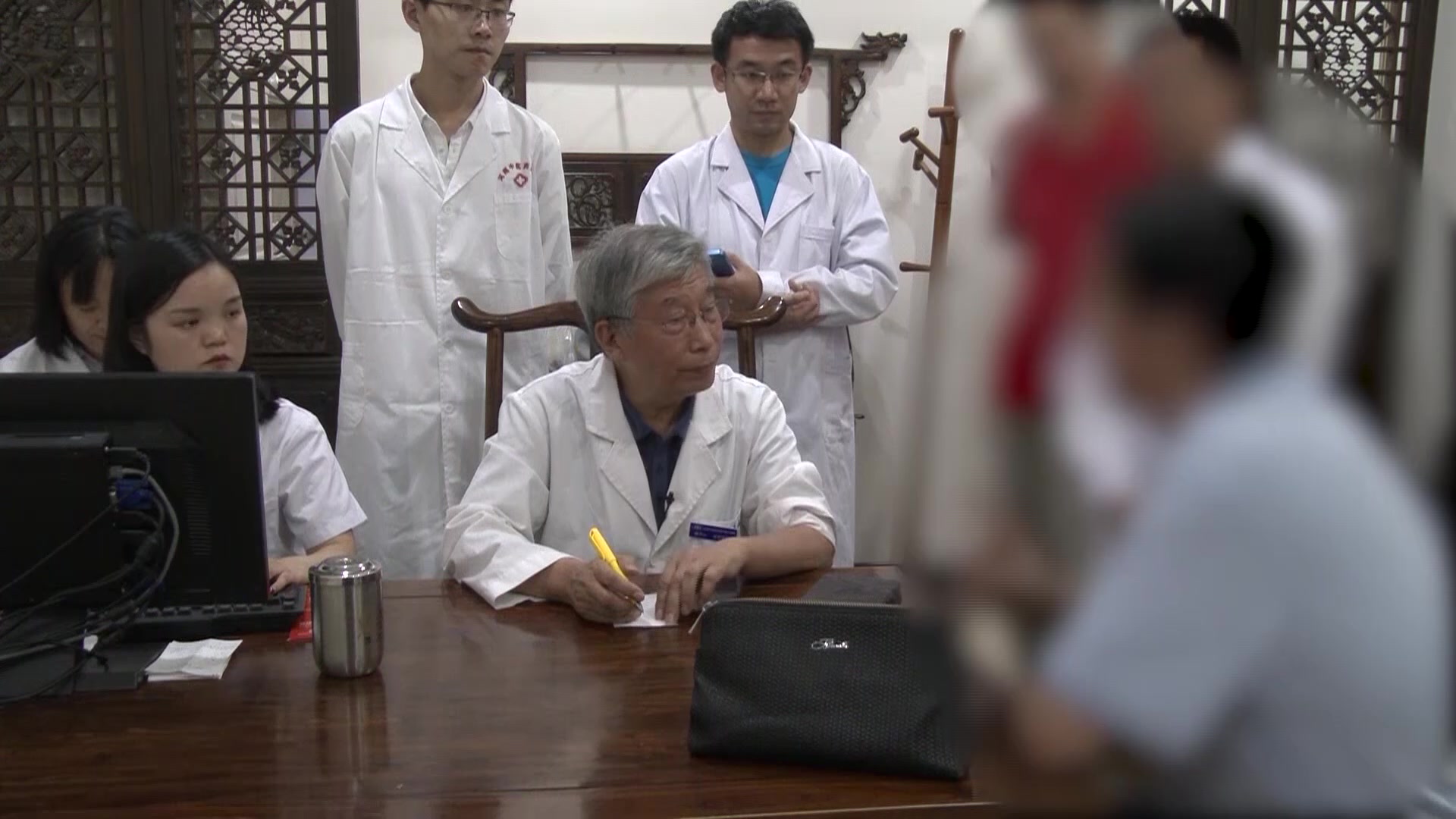 肝火上扰清窍：53岁男性眩晕伴行走不稳的平肝清热通络法
