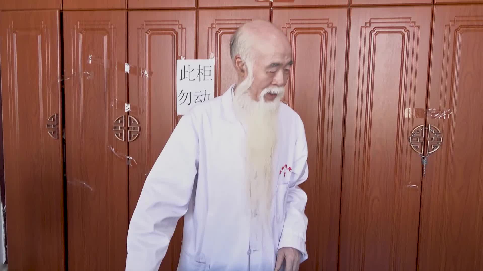 60岁 3岁时患有小儿麻痹 扎14天后 患者右侧腿变长了